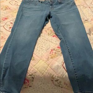 Skinny jegging light wash